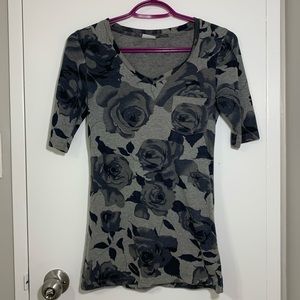 🍒5/$20🍒Suzy Shier Floral Gray T-Shirt